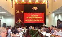 Jurnalis Ho Chi Minh dengan koran Nhan Dan