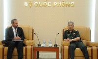 Deputi Menteri Pertahanan Vietnam, Nguyen Chi Vinh menerima Wakil Asisten Menhan AS, Thomas Ross