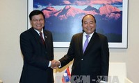 PM Nguyen Xuan Phuc melakukan pertemuan dengan PM Laos Thongloun Sisoulith