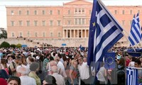 IMF dicela karena ikut membantu Yunani