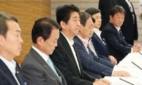 Pemerintah Jepang mengesahkan paket perangsangan ekonomi sebesar 274 miliar dolar Amerika Serikat