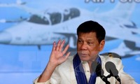 Presiden Filipina ingin melakukan perundingan dengan dua kelompok pembangkang pada saat yang bersama