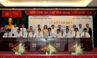 VCCI dan 21 propinsi dan kota di Vietnam menandatangani komitmen tentang menciptakan lingkungan bisnis yang kondusif kepada badan usaha
