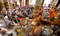 Propinsi Tra Vinh mengadakan pertemuan sehubungan dengan Pesta Sene Dolta dari warga etnis Khmer 