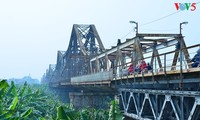 Kota Hanoi dan penggalan-penggalan jembatan  yang menyambungkan waktu