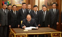 Delegasi tingkat tingi Partai dan Negara Vietnam berziarah kepada  Raja Thailand