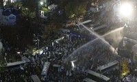 Republik Korea menggelarkan ribuan polisi menjelang demonstrasi yang menuntut Presiden lengser