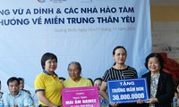 Mantan Wapres Truong My Hoa mengunjungi dan memberikan bingkisan kepada warga daerah banjir propinsi Quang Binh