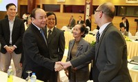 Konferensi meja bundar antara PM dengan jejaring pakar global tentang perkembangan Vietnam