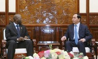 Presiden Tran Dai Quang menerima Direktur Nasional Bank Dunia di Vietnam,  Ousmane Dione