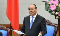 PM Nguyen Xuan Phuc meminta kepada Bank Negara Vietnam supaya terus menstabilkan mata uang Vietnam