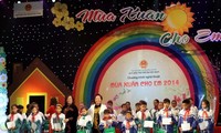 Program “Musim Semi untuk anak- anak” menerima 100 miliar dong Vietnam demi anak-anak miskin