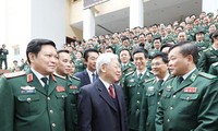 Sekjen Nguyen Phu Trong mengunjungi dan mengucapkan selamat Hari Raya Tet di Markas Komando Tentara Perbatasan