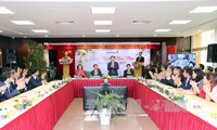Deputi PM Vuong Dinh Hue mengunjungi dan mengucapkan selamat Hari Raya Tet kepada Vietcombank