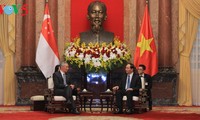 Pemimpin Partai Komunis dan Negara Vietnam menerima PM Singapura, Lee Hsien Loong