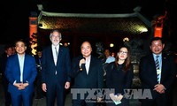 PM Vietnam, Nguyen Xuan Phuc melakukan pertemuan dengan para wirausaha internasional di Kuil Sastra Quoc Tu Giam