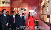 Sekjen Nguyen Phu trong menghadiri Pameran "Sekjen Le Duan – Kehidupan dan usaha”