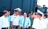 PM Nguyen Xuan Phuc  memeriksa pekerjaan pelatihan siaga tempur di brigader rudal, Wilayah II Angkatan Laut