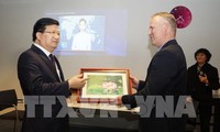 Deputi PM Trinh Dinh Dung melakukan kunjungan di Belanda