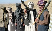  Taliban melakukan serangan terhadap pangkalan militer sehingga menimbulkan puluhan korban