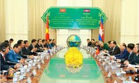 PM Nguyen Xuan Phuc melakukan pembicaran dengan PM Kamboja Hun Sen