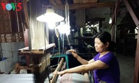 Desa kerajinan pertenunan kain sutra Van Phuc- Tradisi yang sudah ada selama ribuan tahun