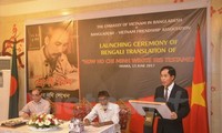  Peluncuran buku “Paman Ho menulis testamen” dengan bahasa Bengali di Bangladesh