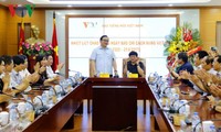  Sekretaris Komite Partai Komunis kota Hanoi, Hoang Trung Hai mengucapkan selamat kepada VOV 