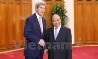 PM Vietnam, Nguyen Xuan Phuc menerima mantan Menlu AS, John Kerry