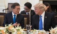 Presiden AS dan Republik Korea melakukan pembicaraan tentang masalah RDRK dan perdagangan