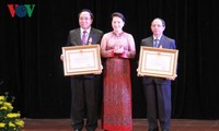 Memberikan Bintang dari Presiden Vietnam kepada para perseorangan Republik Demokrasi Rakyat  Laos