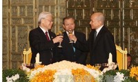 Meningkatkan hubungan Vietnam-Kamboja berkembang secara stabil dan berkesinambungan