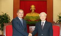 Sekjen KS PKV, Nguyen Phu Trong menerima delegasi Partai Rakyat Revolusioner Laos
