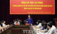  Wakil Harian Ketua MN Tong Thi Phong melakukan temu kerja dengan pemimpin propinsi Dien Bien