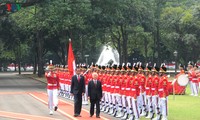Presiden Indonesia, Joko Widodo memimpin upacara penyambutan resmi untuk Sekjen Nguyen Phu Trong