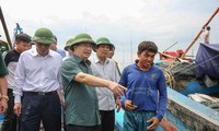  Deputi PM Pemerintah Trinh Dinh Dung memberikan bimbingan pekerjaan menghadapi taufan Doksuri