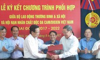 Berkoordinasi membantu dan membela kepentingan dari para korban agen oranye/dioxin Vietnam