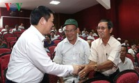  Deputi PM Vuong Dinh Hue melakukan kontak dengan para pemilih propinsi Ha Tinh