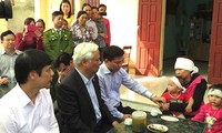 Wakil Ketua MN Vietnam, Uong Chu Luu menyapa dan menginspirasi rakyat di daerah banjir Thanh Hoa
