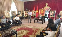 Menikmati  gambar-gambar rakitan keramik tentang foto setengah badan para pemimpin APEC 2017