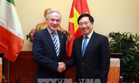 Deputi PM Vietnam Phạm Binh Minh menerima Menteri Pendidikan -Kemampuan  Irlandia, Richard Bruton