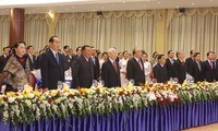 Sekjen  KS PKV Nguyen Phu Trong dan Sekjen, Presiden Laos, Bounnhang Vorachith mengunjungi Pameran foto “Penuh dengan solidaritas istimewa Vietnam-Laos”