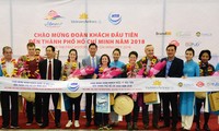  Vietnam menyambut kedatangan wisman yang pertama pada awal tahun 2018
