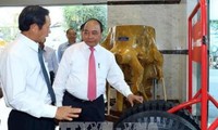  PM Nguyen Xuan Phuc melakukan kunjungan kerja dengan Grup Karet Vietnam
