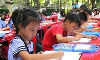  Anak-anak melukis gambar tentang hubungan diplomatik Vietnam-Singapura