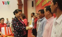 Ketua MN Nguyen Thi Kim Ngan memberikan bingkisan kepada keluarga yang mendapat  kebijakan prioritas  di Propinsi Ben Tre