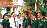  Ketua Pengurus Besar Front Tanah Air Vietnam, Tran Thanh Man mengunjungi dan memberikan bingkisan Hari Raya Tet di Propinsi An Giang