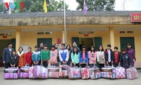 Bac Kan: Para  diaspora Vietnam memberikan bingkisan kepada anak-anak yang menjumpai kesulitan