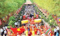 Memperkenalkan sepintas lintas tentang ritual membakar hio di Kuil Raja Hung pada musim Semi 2018. 