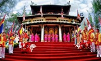 Memperkenalkan sepintas lintas tentang ritual membakar hio di Kuil Raja Hung pada musim Semi 2018